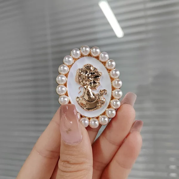 Luxury Crystal Shell Brooch Pin